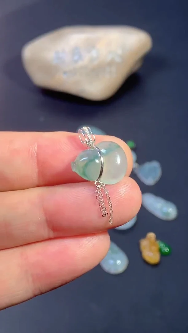 颈饰18K金镶嵌翡翠