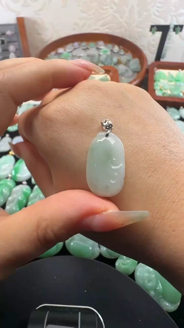 颈饰18K金镶嵌翡翠如意