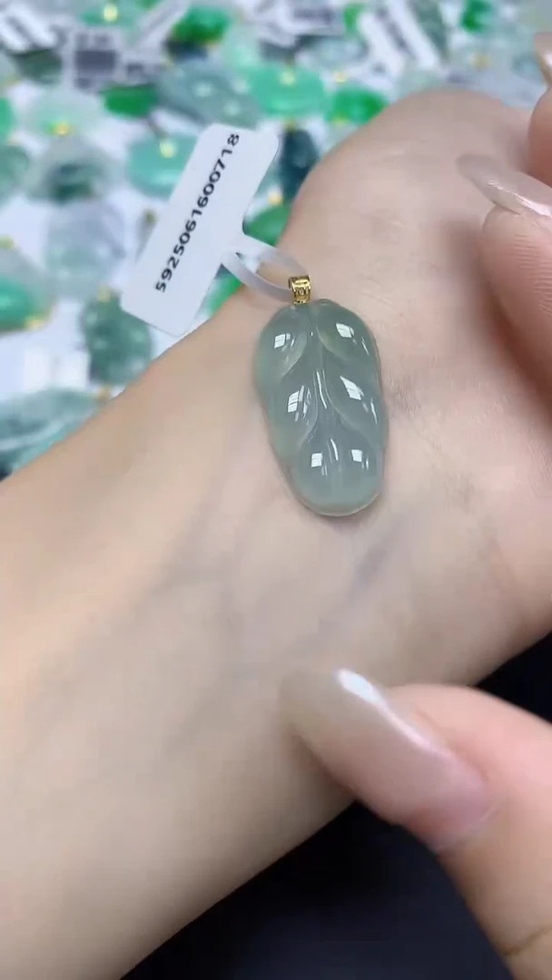 翡翠18K金镶嵌颈饰天然缅甸翡翠A货