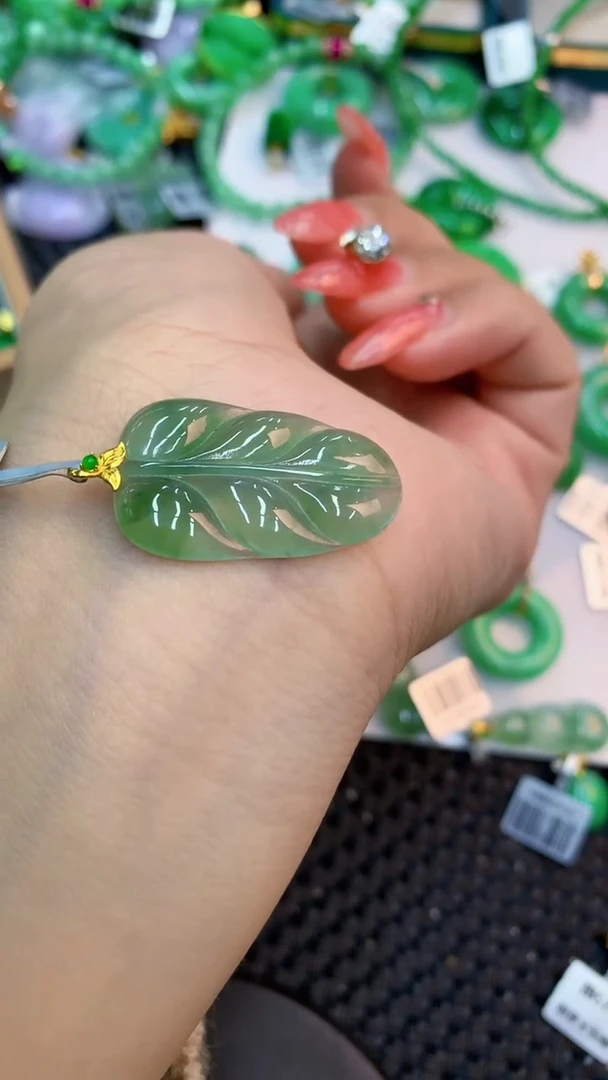 颈饰18K金镶嵌翡翠1