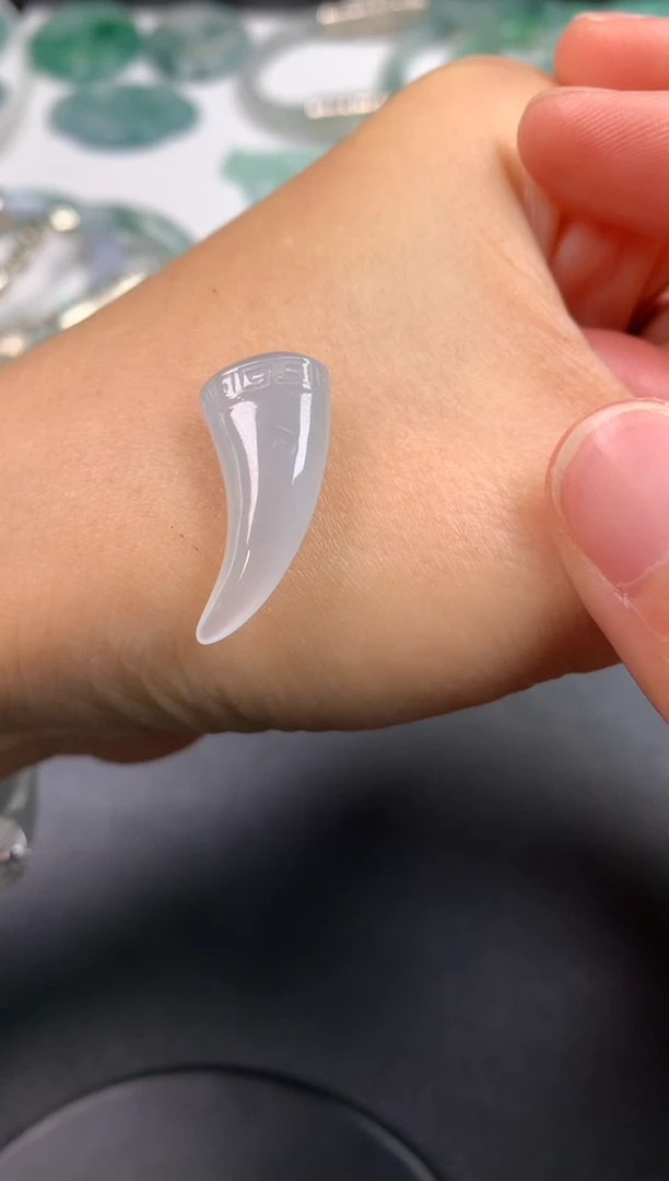 颈饰未镶嵌翡翠无鉴赏无证书（24*6.3）