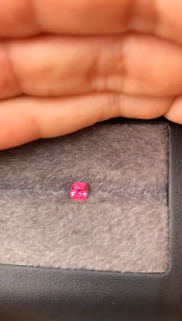 未镶嵌裸石定制尖晶石枕型 高色色调 0.55ct