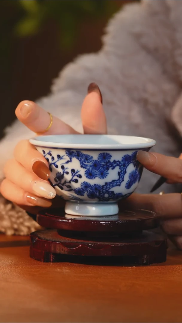 青花松竹梅压手杯