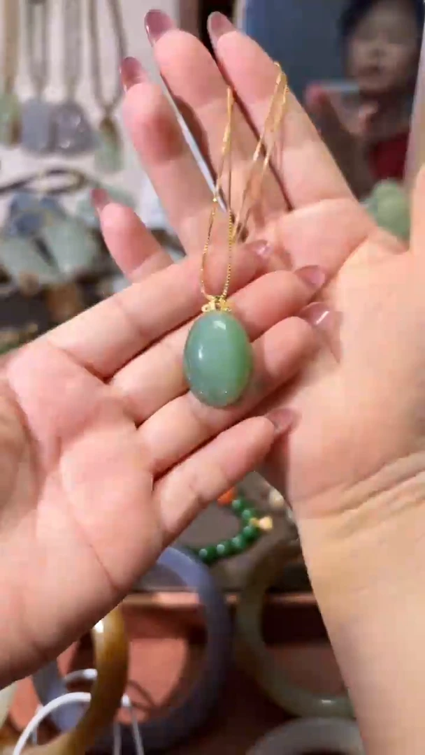颈饰18K金镶嵌和田玉（碧玉）1