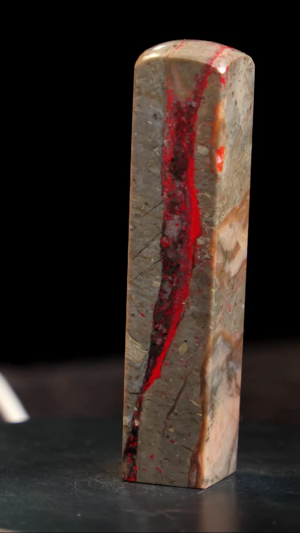 鸡血石牛角鸡血石