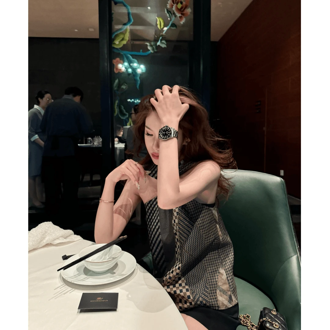 法式别致独特小上衣复古高级感格纹挂脖上衣夏季高腰显瘦休闲短裤