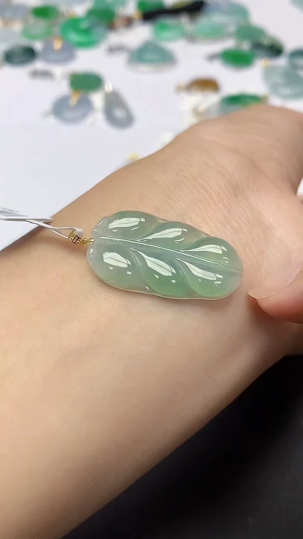 翡翠18K金镶嵌颈饰天然缅甸a货翡翠