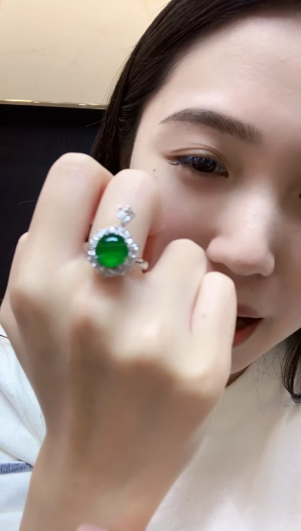 18K金镶嵌戒指翡翠多样性发其一