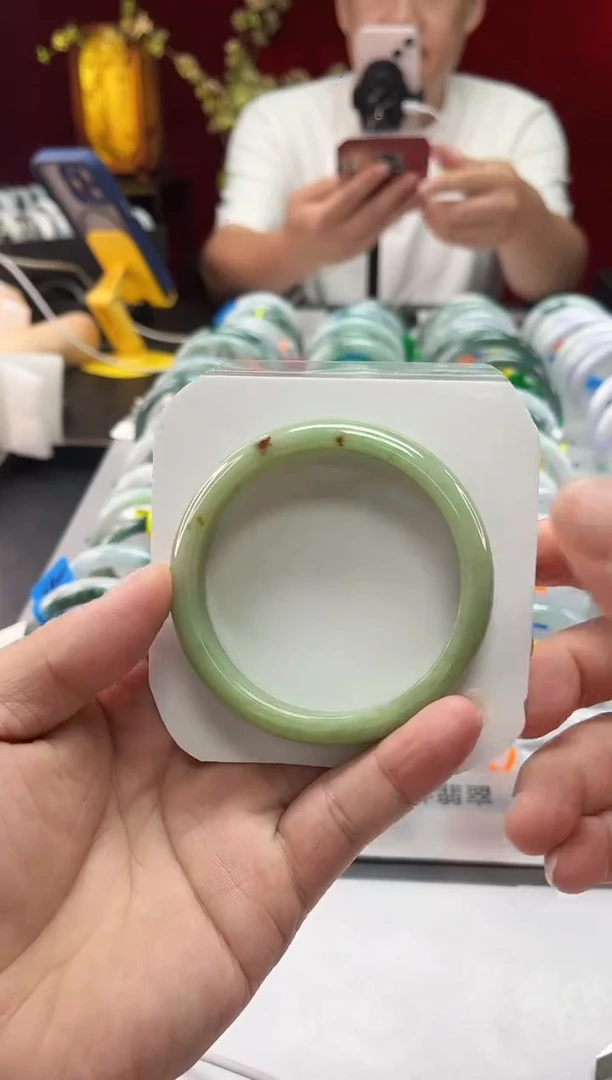 翡翠手镯未镶嵌翡翠1