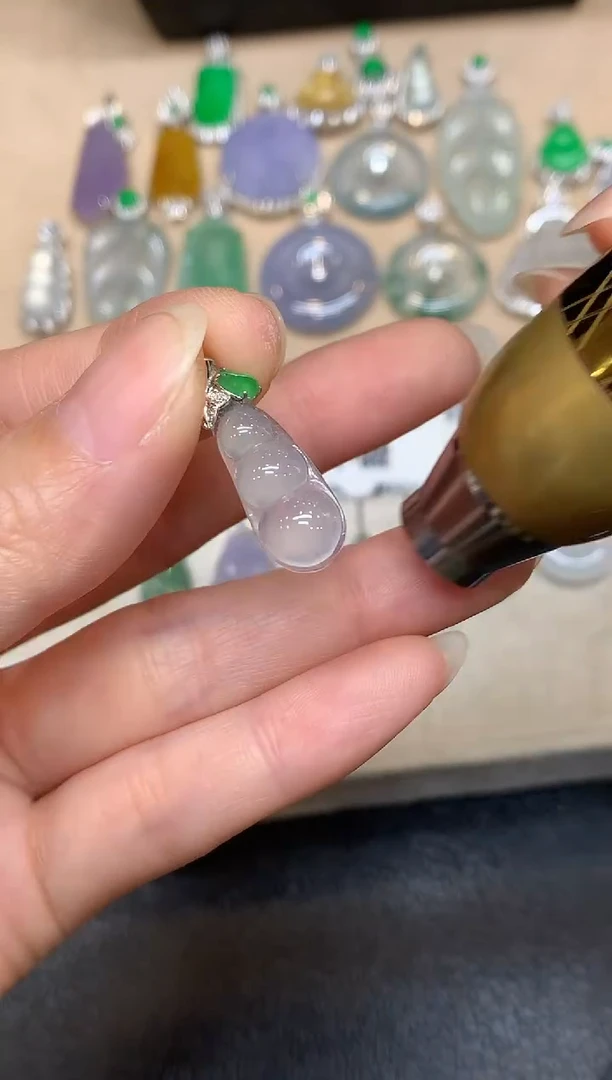 颈饰18K金镶嵌翡翠福豆【无服务费