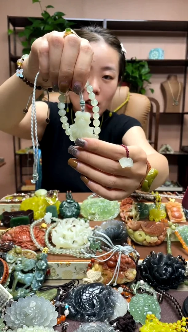 未镶嵌岫玉颈饰·