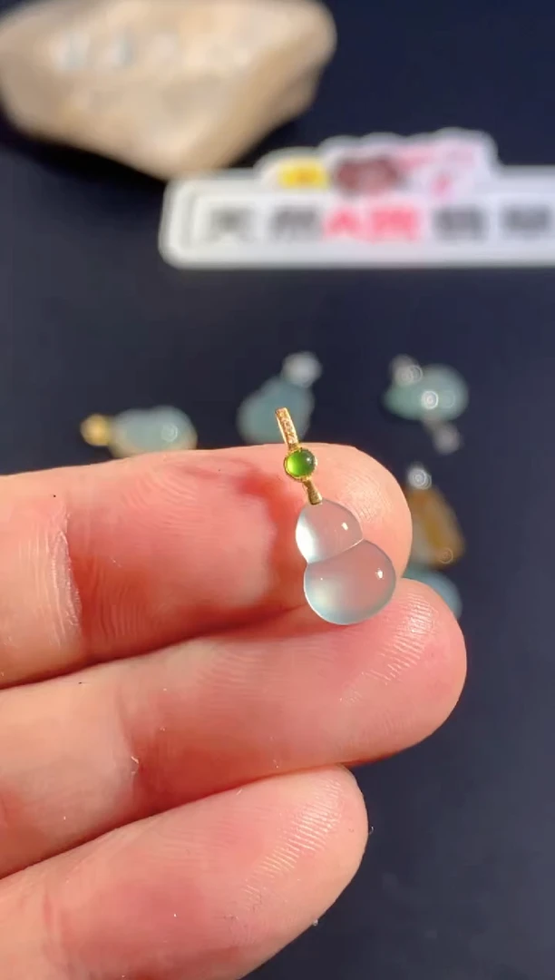 颈饰18K金镶嵌翡翠