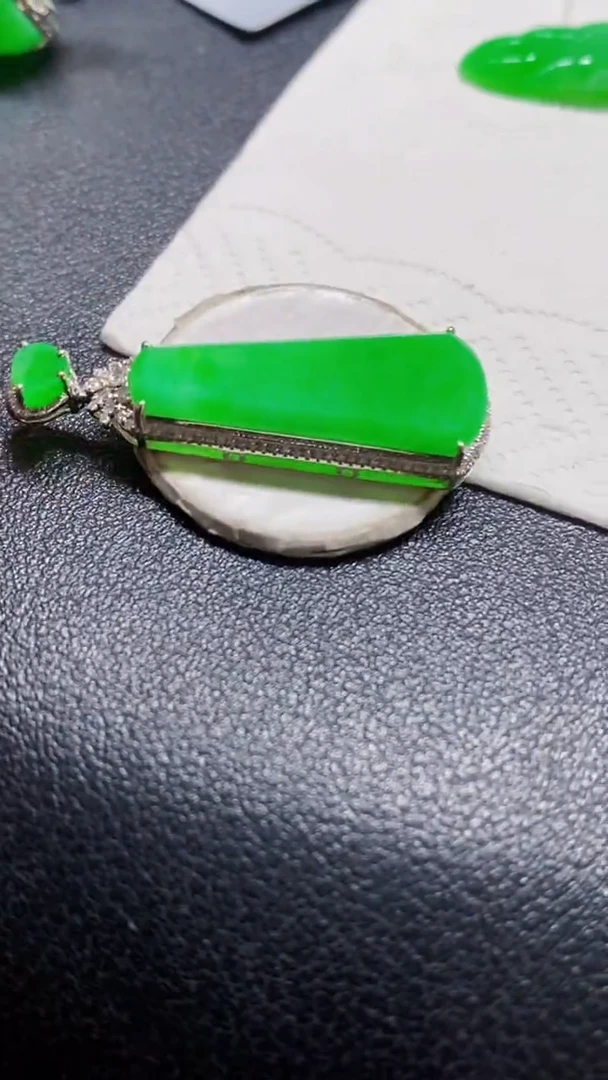 颈饰18K金镶嵌翡翠无事牌