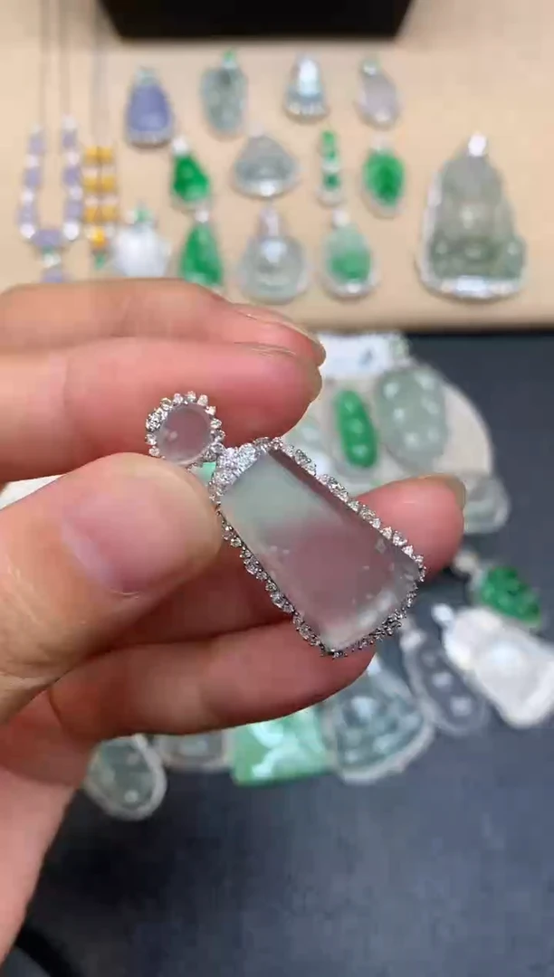 颈饰18K金镶嵌翡翠无事牌【无服务费