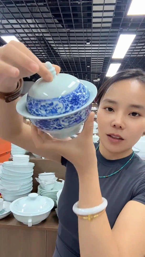 一个高档青花的炖盅一个高档青花的炖盅