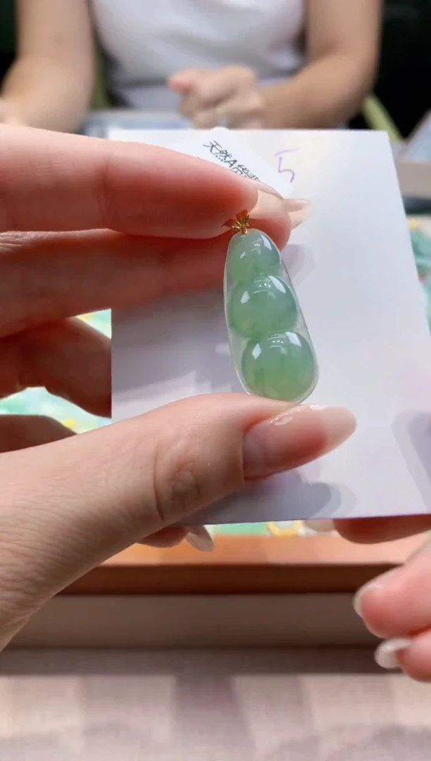 颈饰18K金镶嵌翡翠天然缅甸a货翡翠