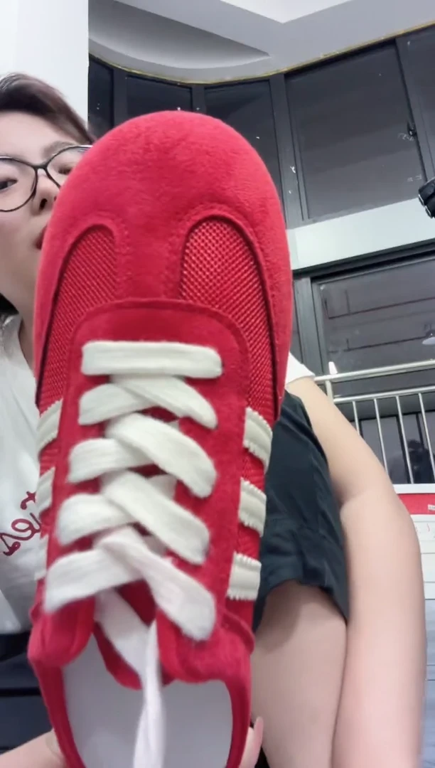 小**运红色三道杠德训鞋38码