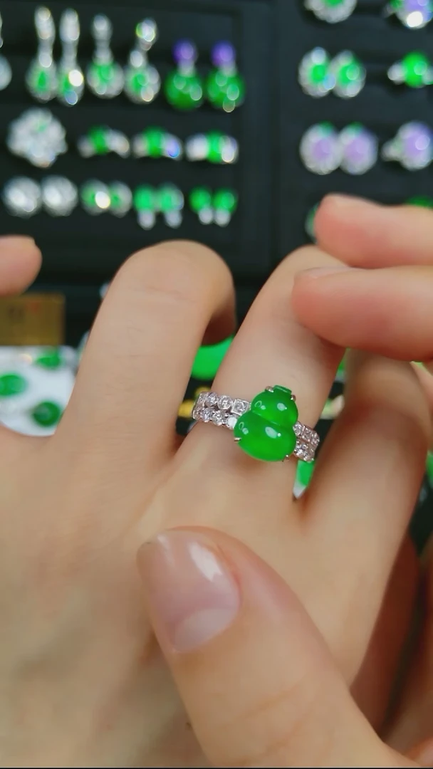 18K金镶嵌戒指翡翠葫芦戒指