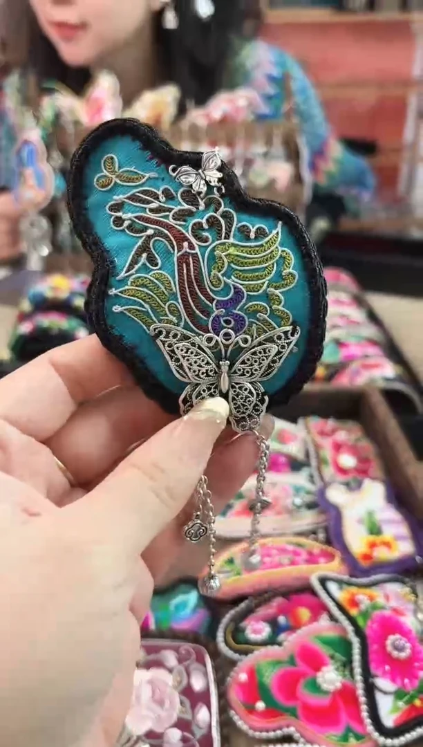 织绣彩云南阁老绣饰品31