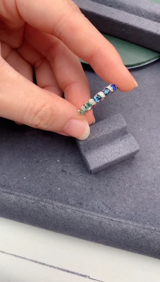 戒指彩色蓝宝石18K金镶嵌2.6ct 彩蓝宝排戒DA