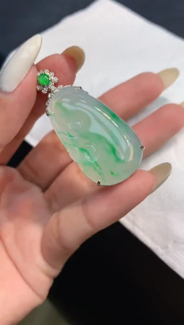 颈饰18K金镶嵌翡翠1