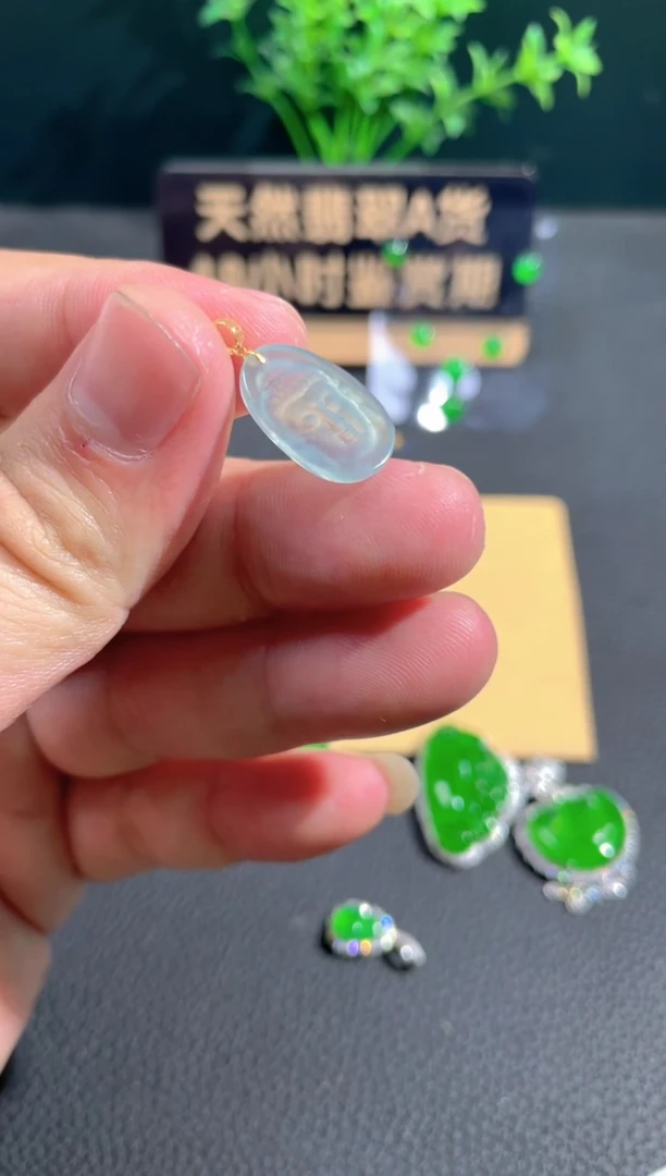 【闪购商品】翡翠颈饰18K金镶嵌翡翠