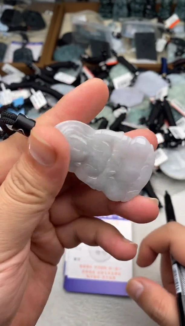 翡翠未镶嵌颈饰多样性发其一