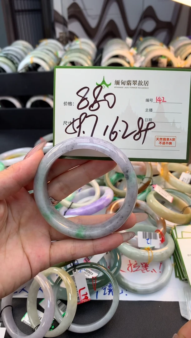 未镶嵌定制翡翠小****?毛货需精细抛光+多人