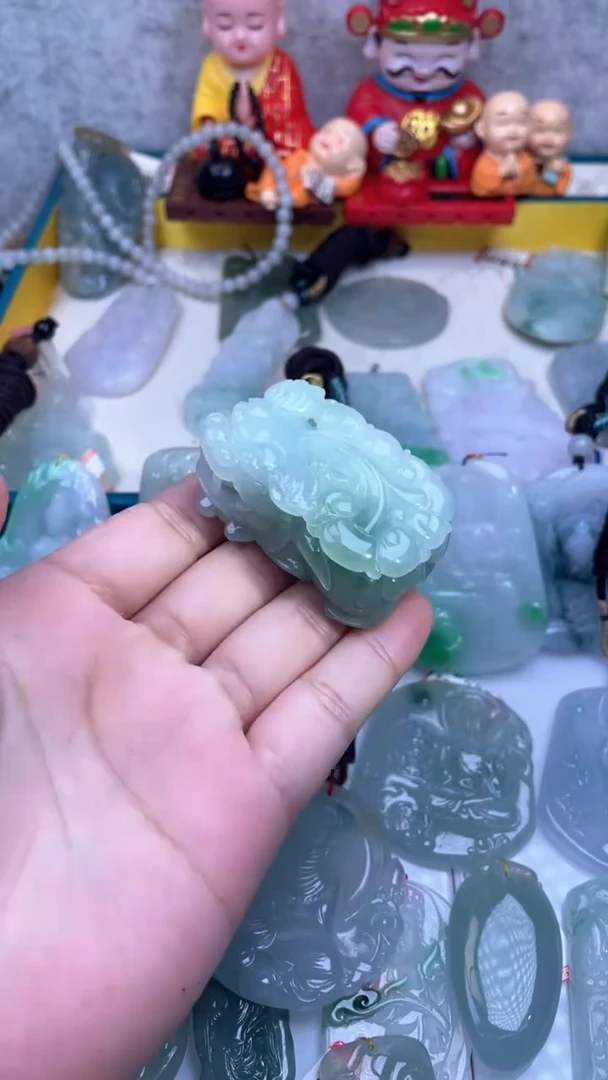 颈饰未镶嵌翡翠貔貅