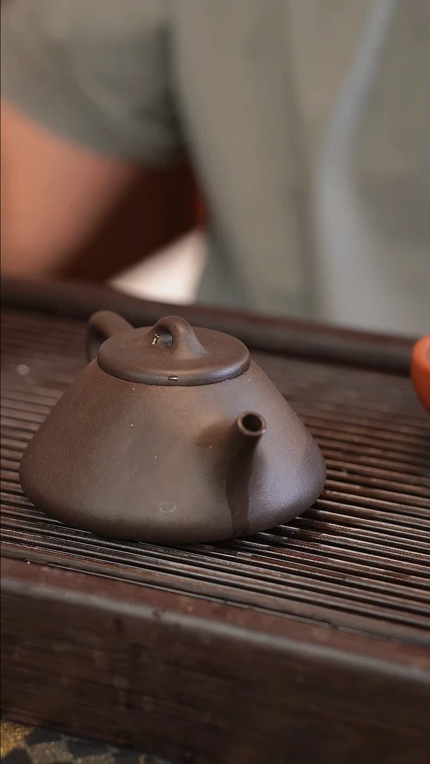 茶壶紫砂子冶石瓢 半手工 黑泥 240cc