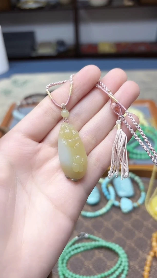 颈饰未镶嵌和田玉和田玉雕花吊坠HX