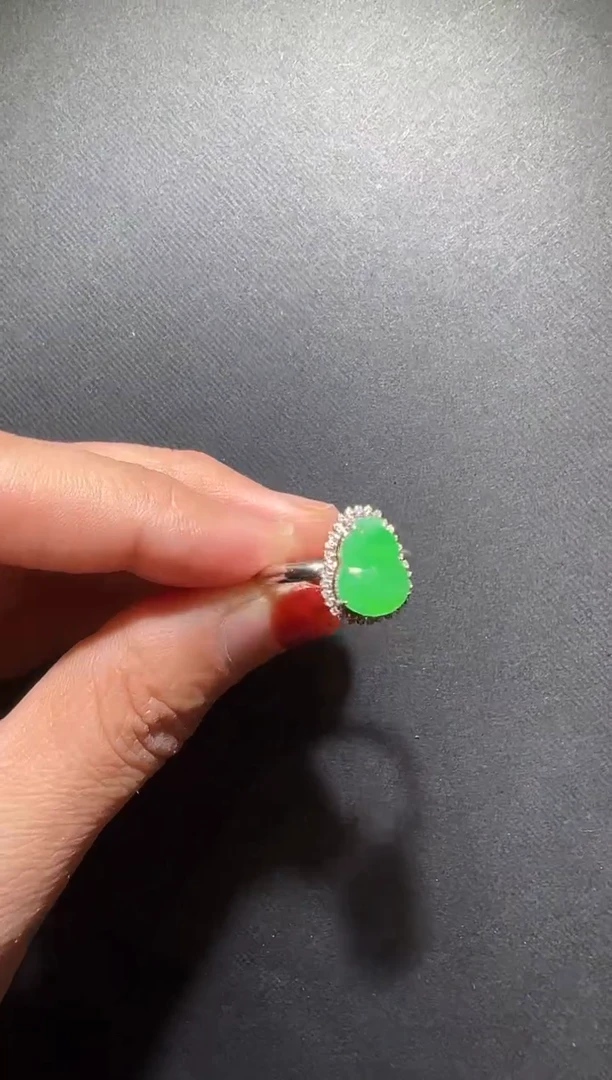 18K金镶嵌戒指翡翠翡翠葫芦戒指（有黑点）