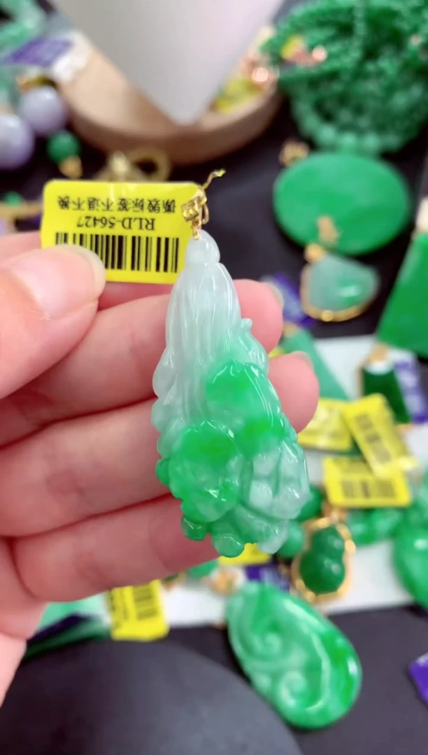 颈饰18K金镶嵌翡翠挂件