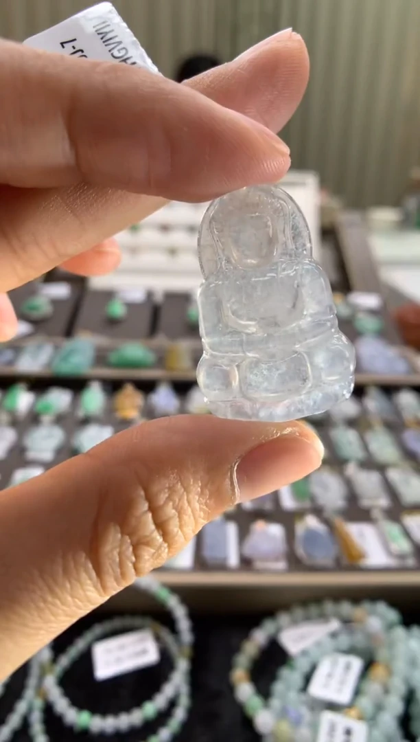 翡翠未镶嵌颈饰观音