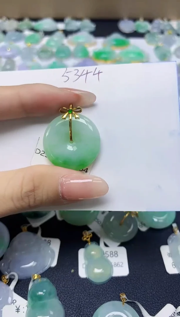 翡翠18K金镶嵌颈饰 天然缅甸翡翠A货