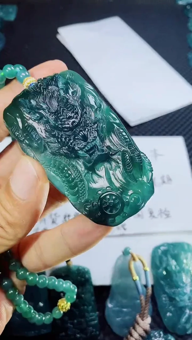 翡翠未镶嵌颈饰