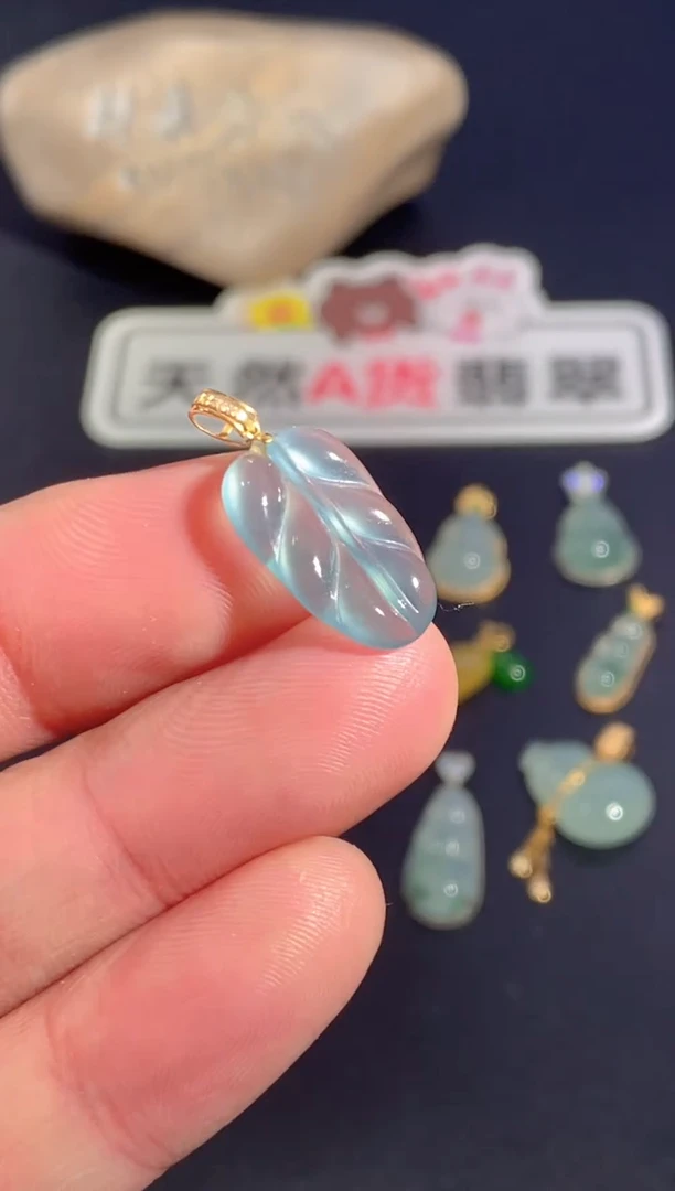 颈饰18K金镶嵌翡翠