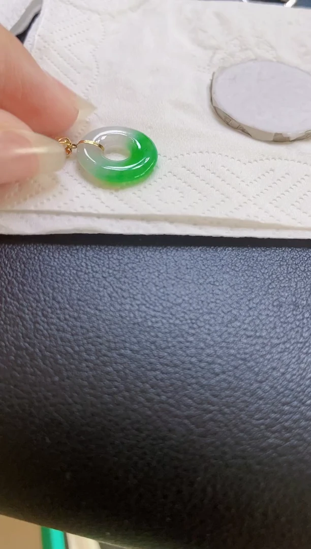 翡翠18K金镶嵌颈饰甜甜圈