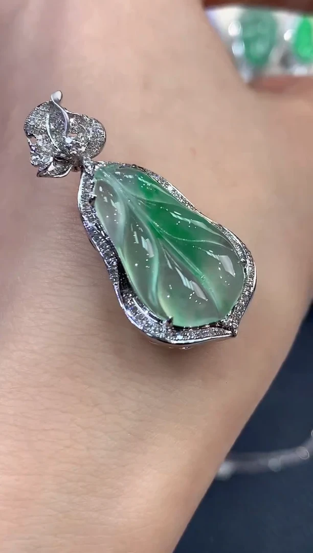 【闪购商品】翡翠吊坠(不含链)18K金镶嵌C37