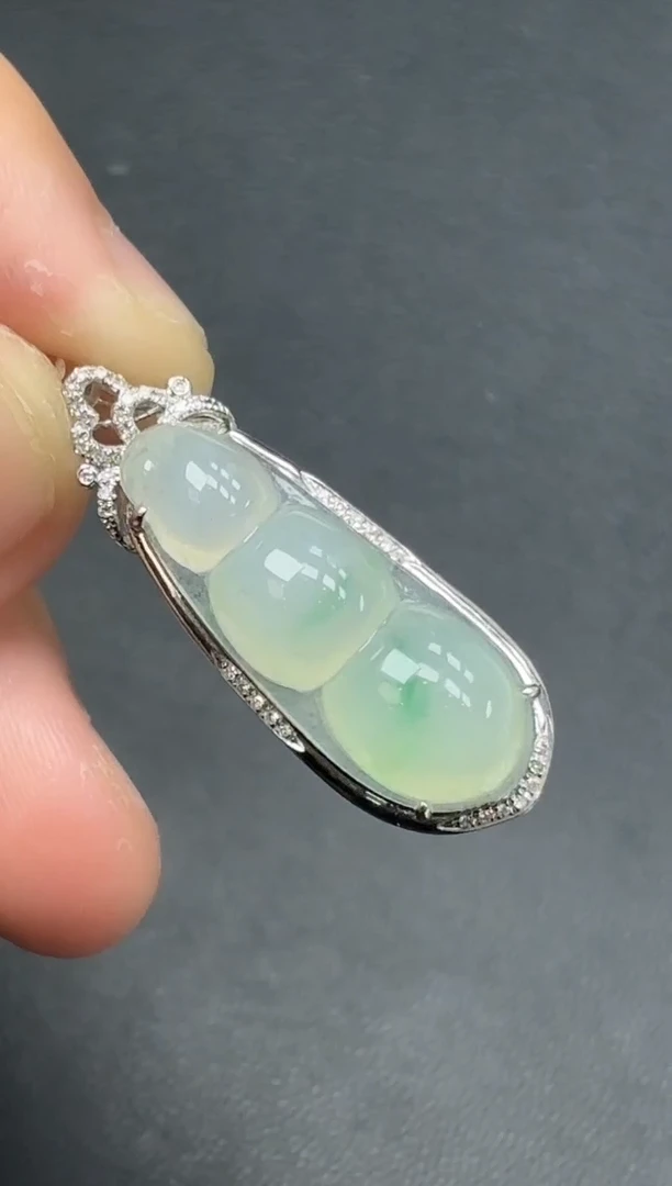 18K金镶嵌挂件翡翠福豆