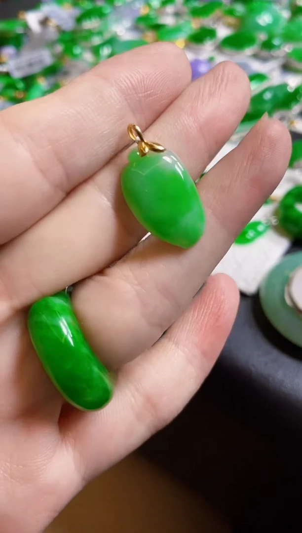 翡翠18K金镶嵌颈饰吊坠