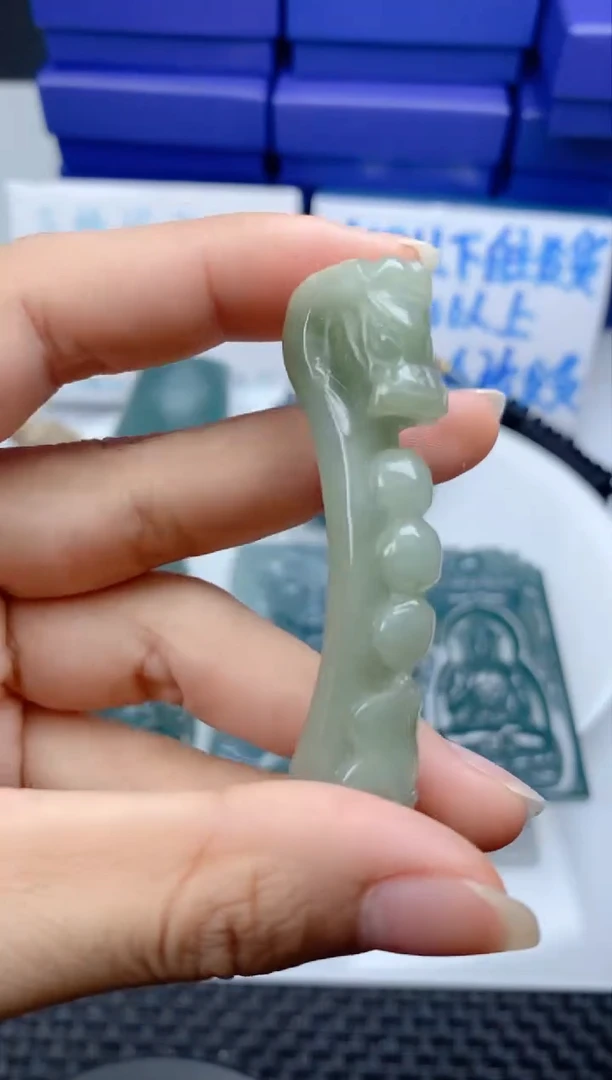 翡翠未镶嵌颈饰