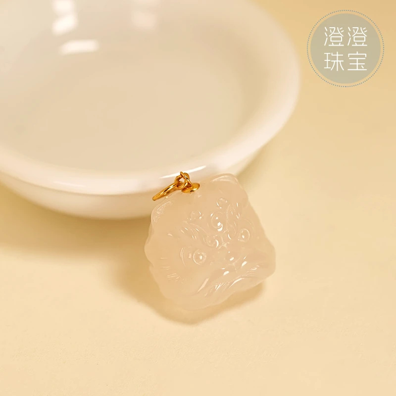 【澄澄珠宝】和田玉藕粉+18K金镶嵌精美百搭时尚醒狮挂件吊坠 赠链