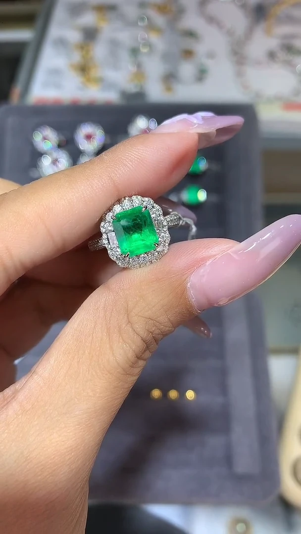 18K金镶嵌戒指祖母绿1.83CT