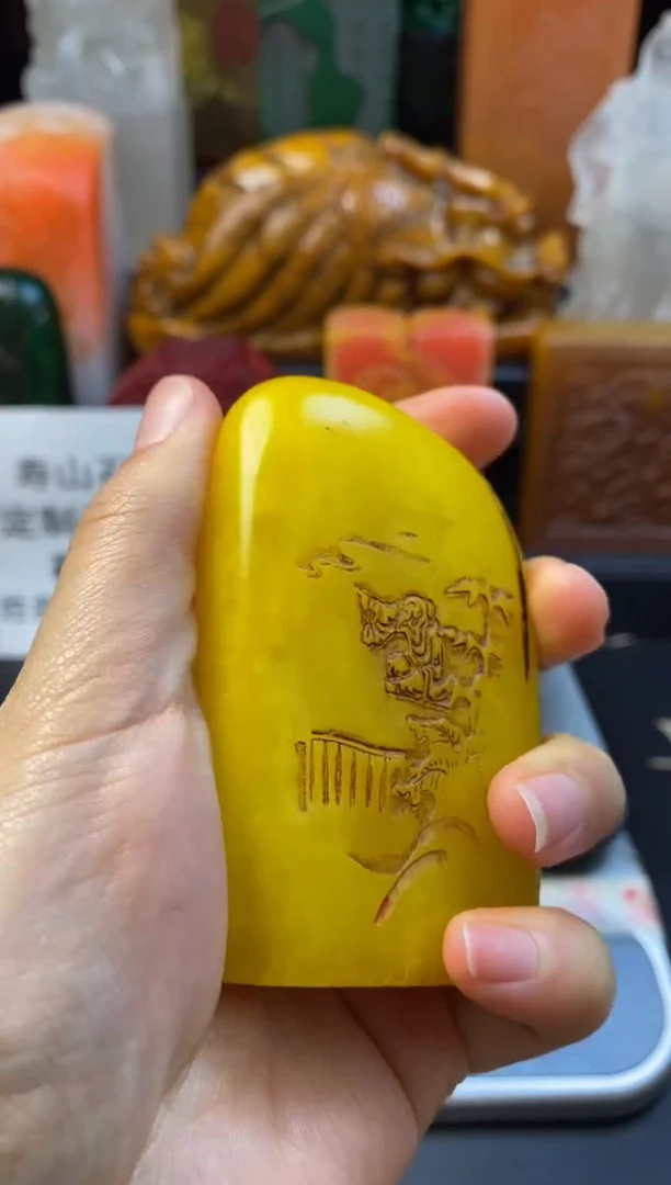 寿山石印石鸡油黄薄意雕随形（安乐）