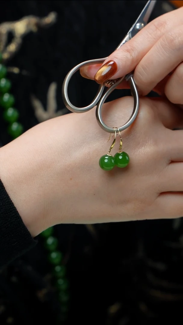 18K金镶嵌和田玉（碧玉）耳饰18k碧玉耳饰 多样性发其一