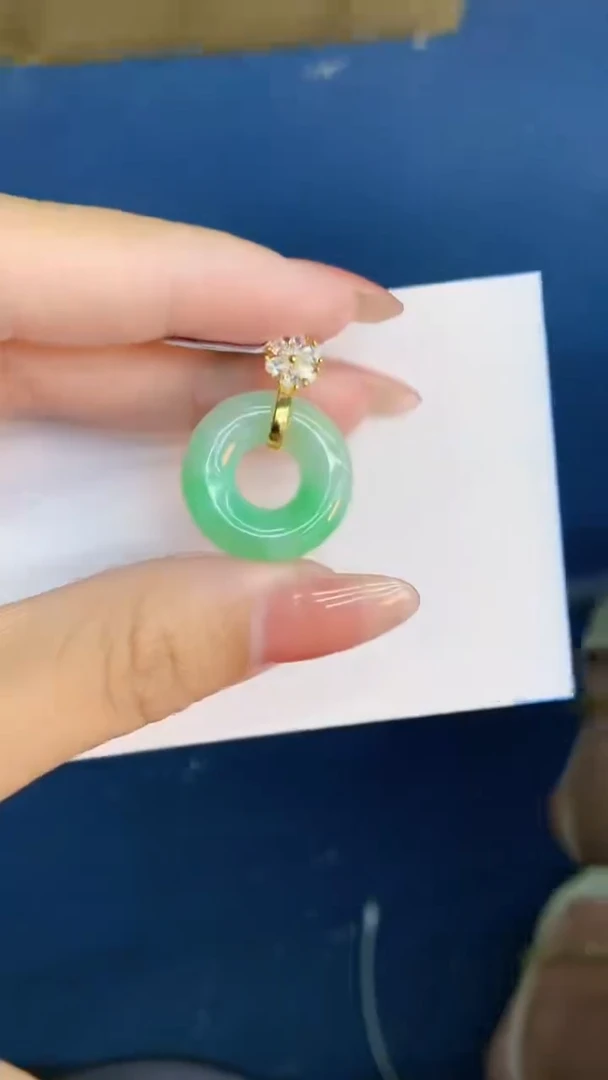 翡翠未镶嵌颈饰           1