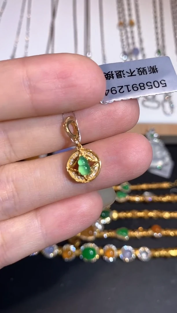 颈饰18K金镶嵌翡翠吊坠