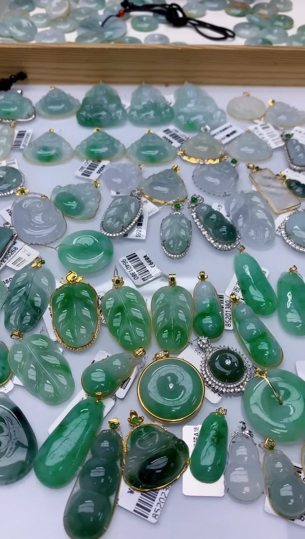 颈饰18K金镶嵌翡翠天然A货