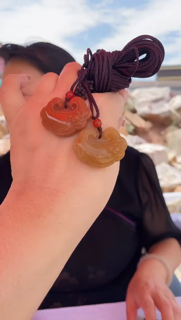 密玉（石英质玉）黄色祥云吉祥锁未镶嵌发一个